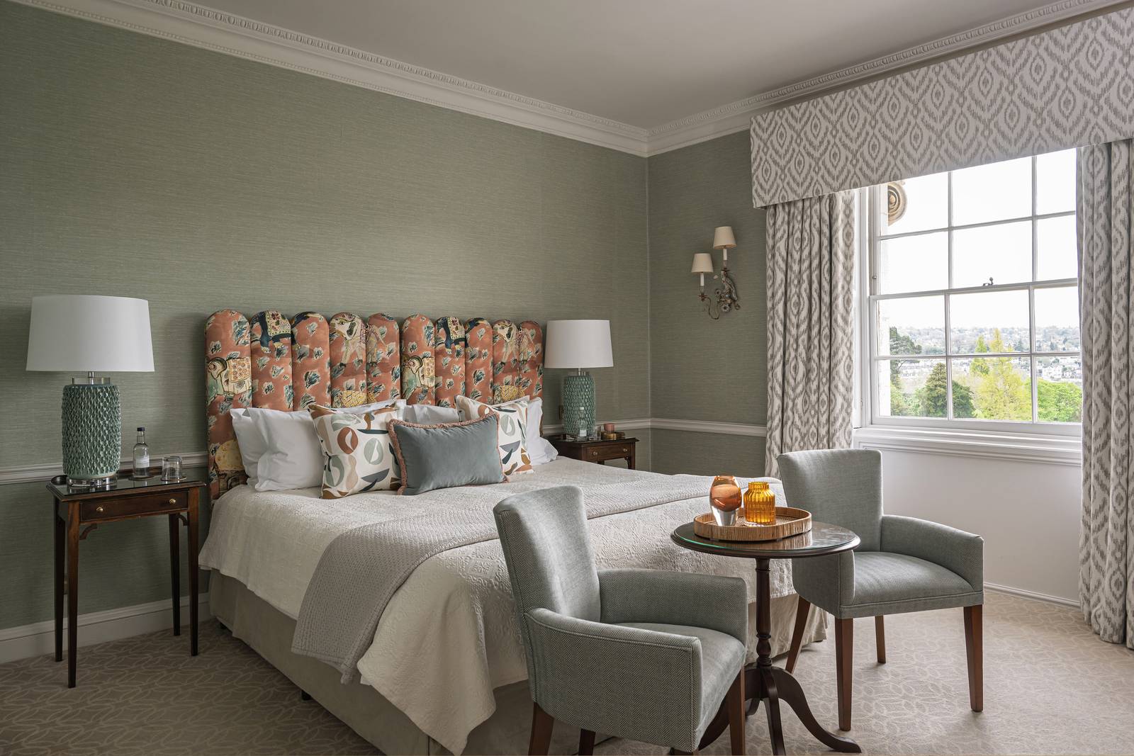 The Royal Crescent Hotel Heritage 客房與窗邊座位