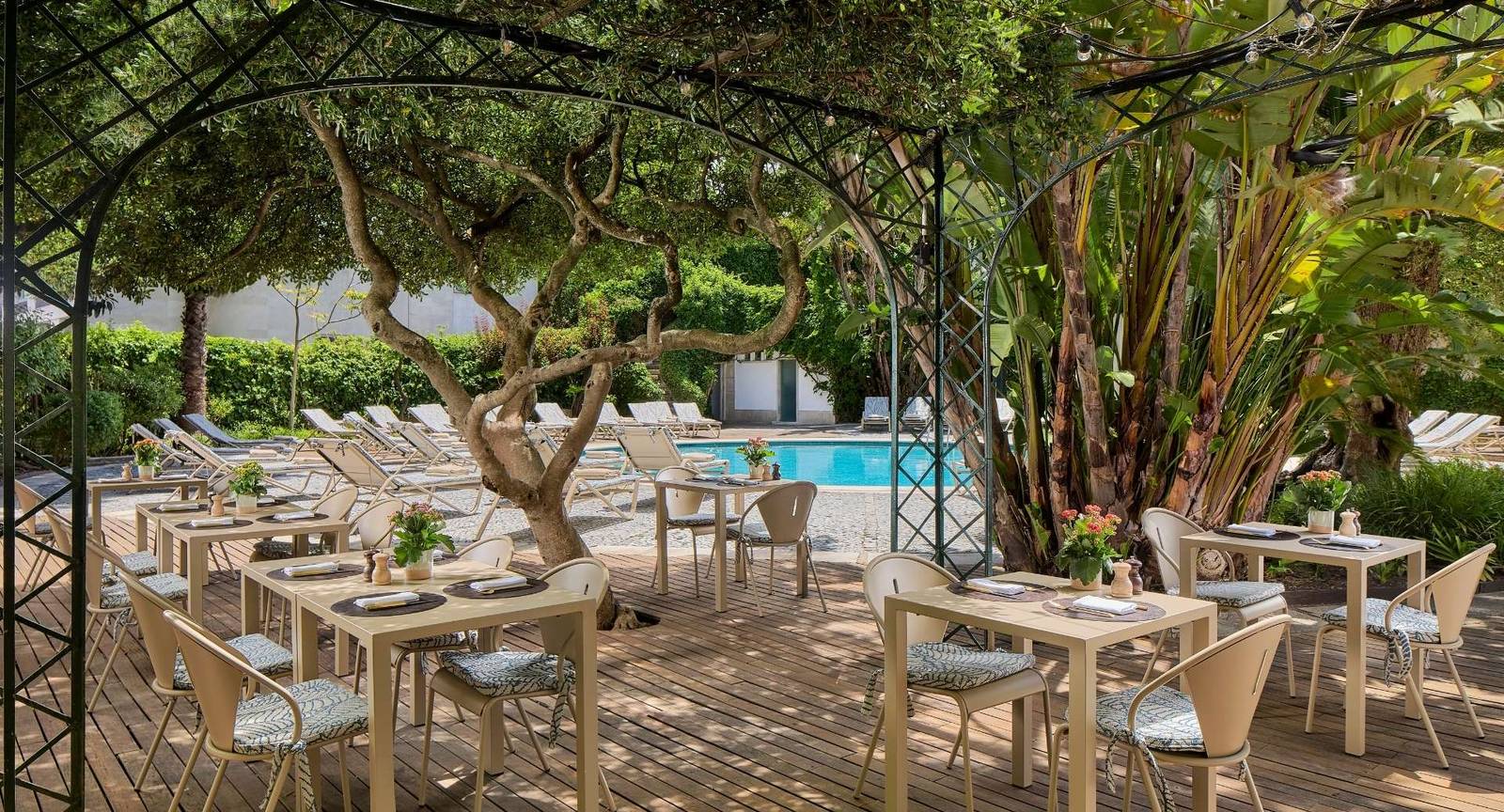 Tivoli Avenida Liberdade 花園 Pool Bar 座位區