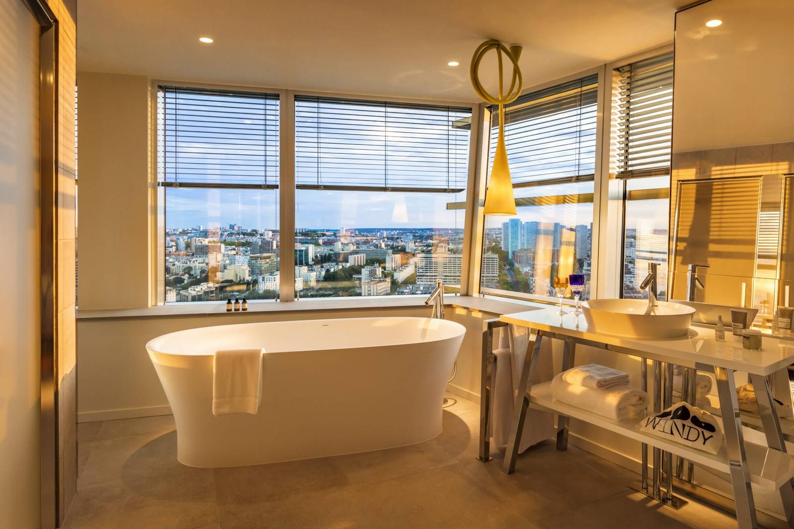 巴黎 TOO Hotel 套房窗邊的獨立浴缸與城市景觀