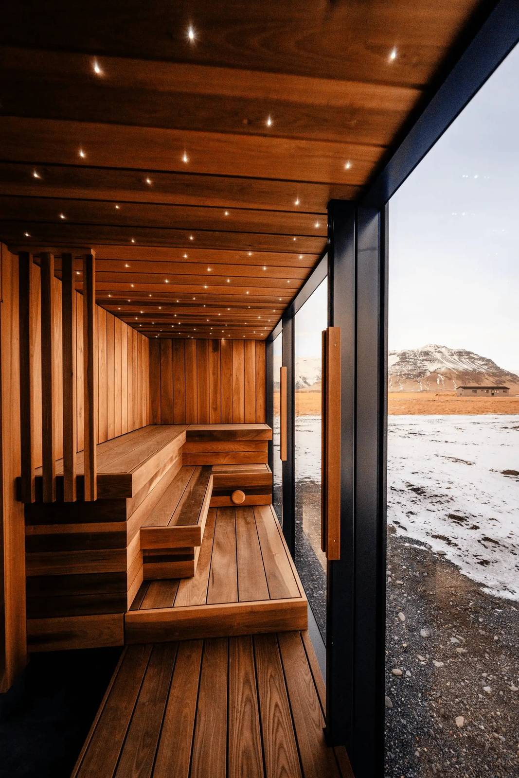 UMI Hotel 桑拿室木頭座椅與窗外雪景
