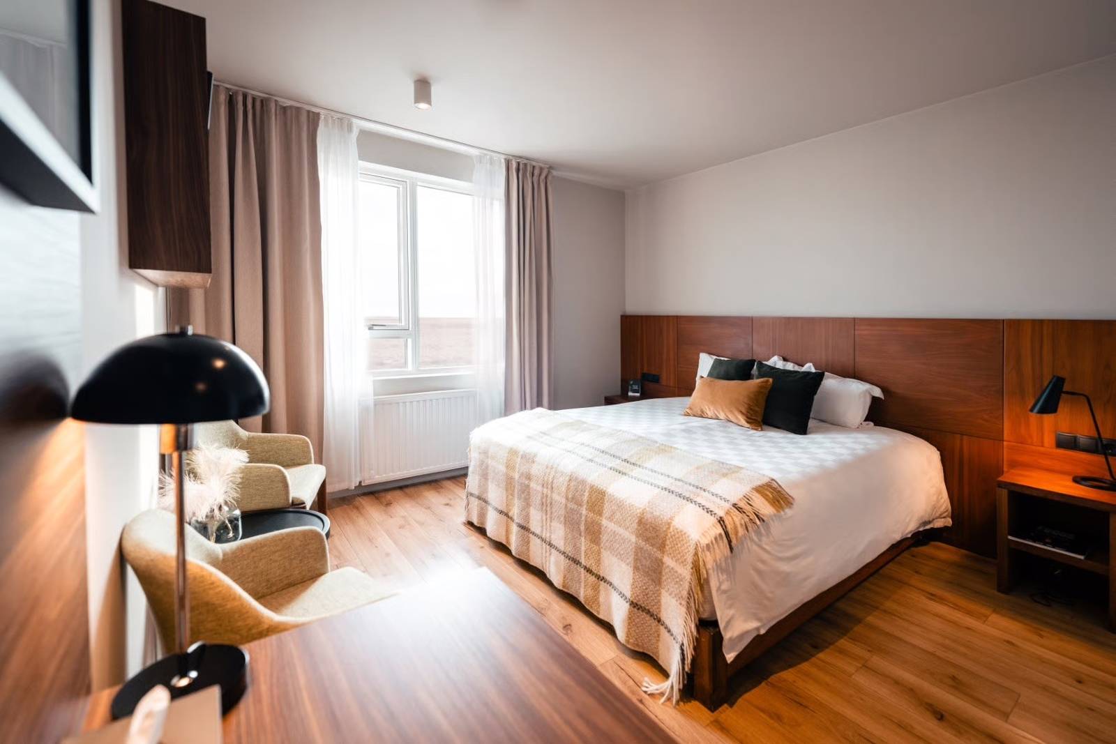UMI Hotel 客房雙人床與窗邊座椅