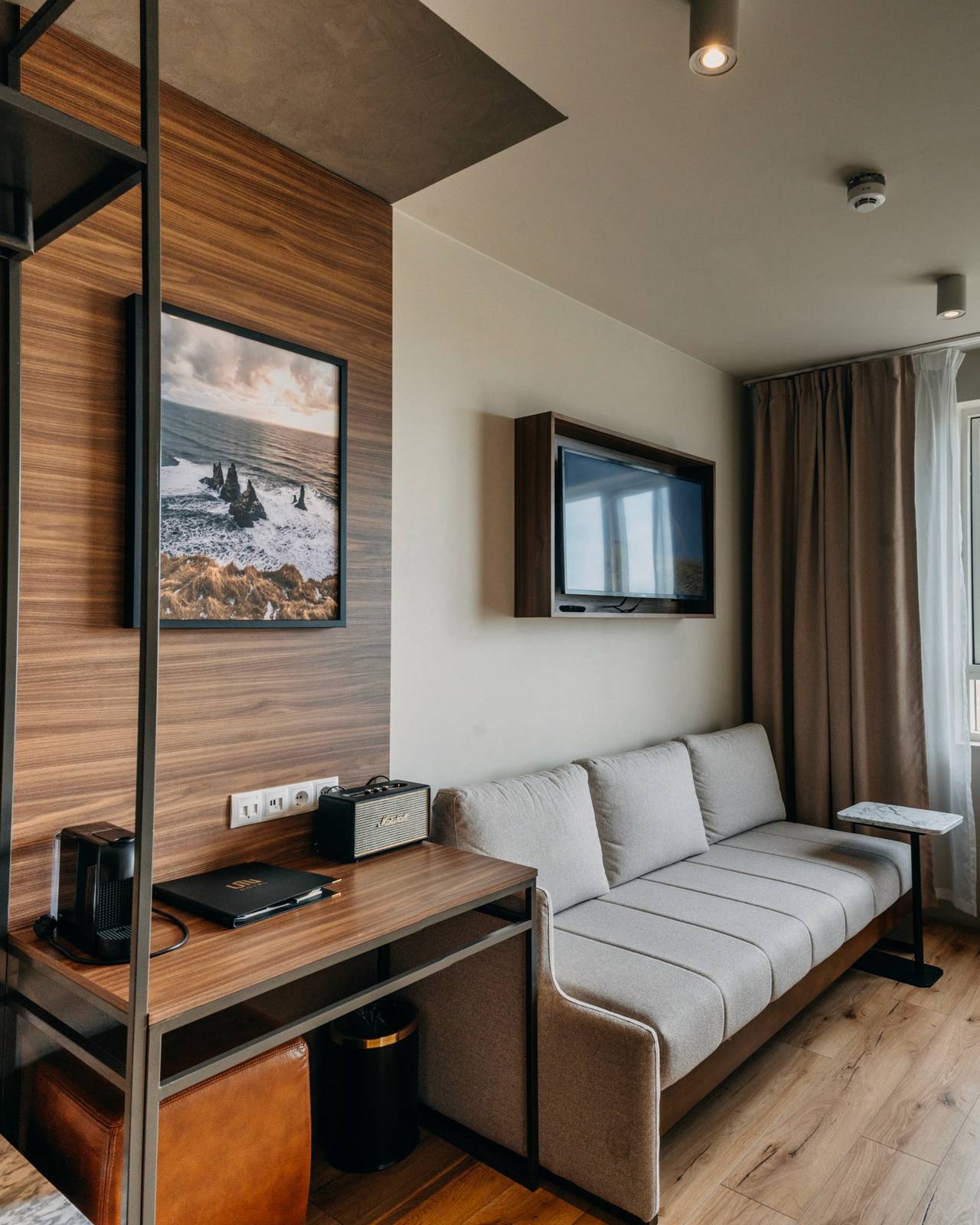 UMI Hotel 客房的沙發與書桌區