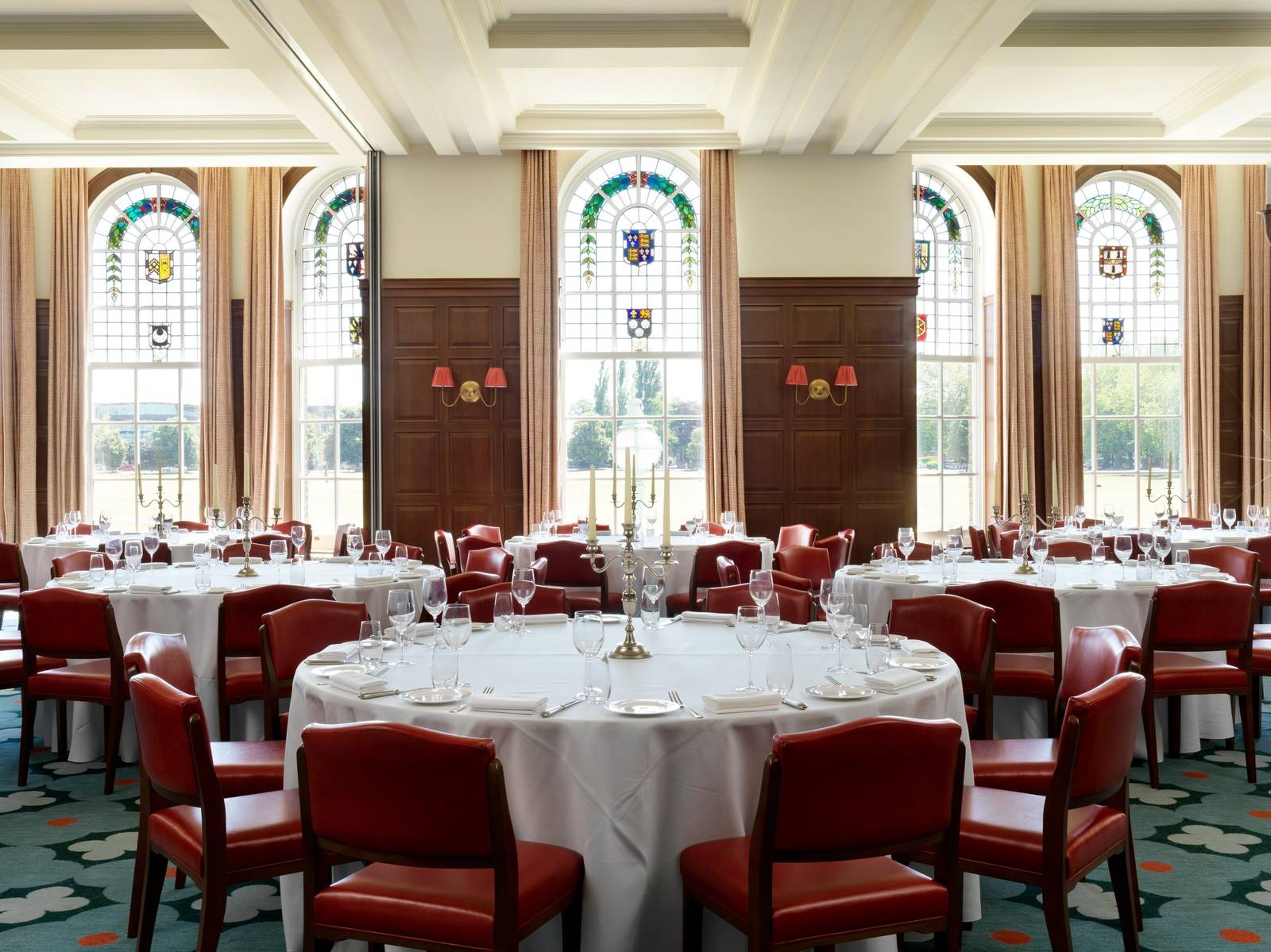 劍橋 University Arms Ballroom 彩繪玻璃窗與圓桌宴會擺設