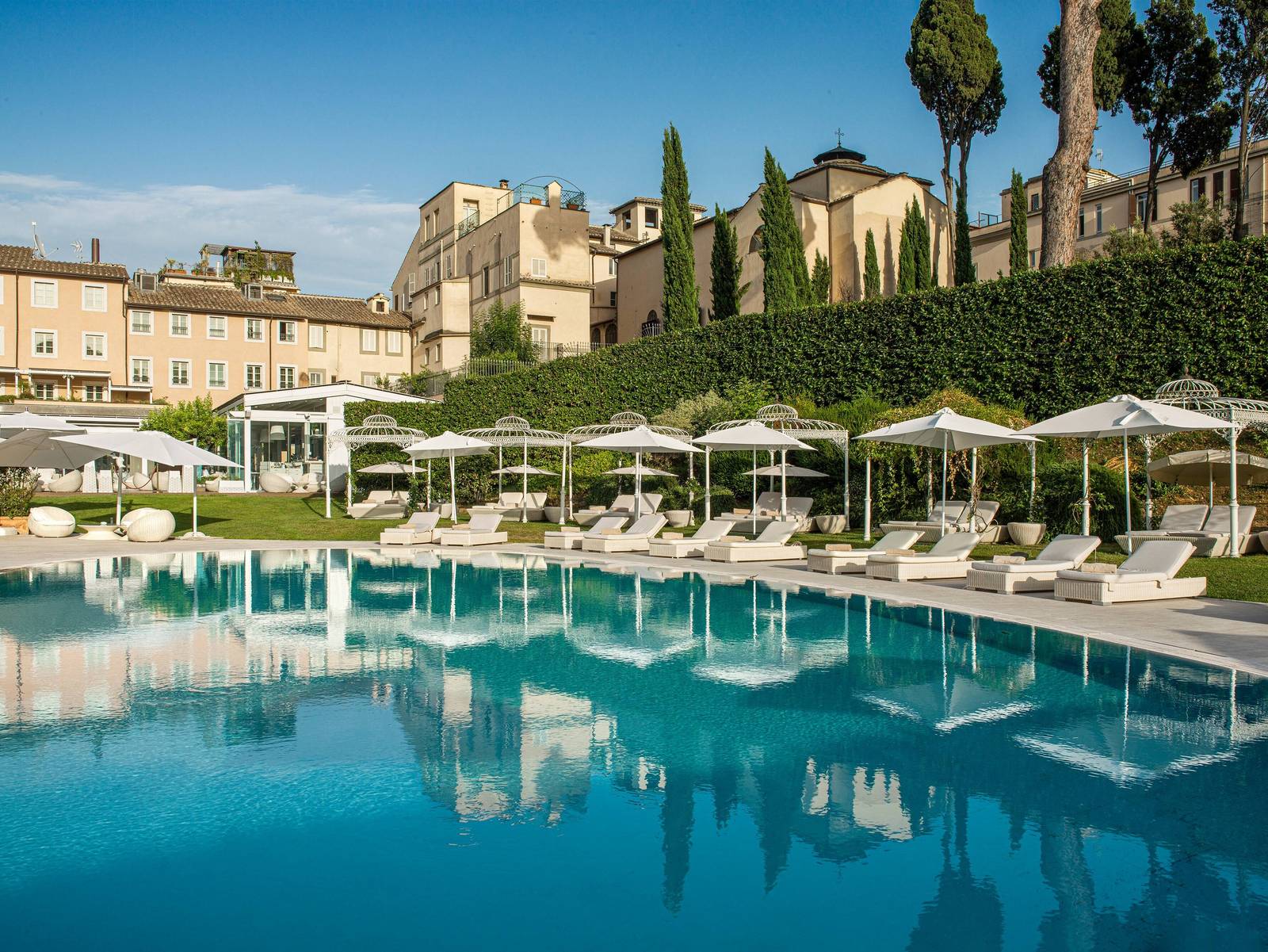 羅馬 Villa Agrippina Gran Meliá戶外泳池與遮陽傘座位