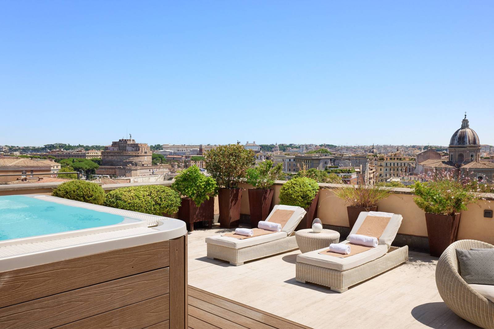 羅馬 Villa Agrippina Gran Meliá套房露台按摩池與梵蒂岡景觀