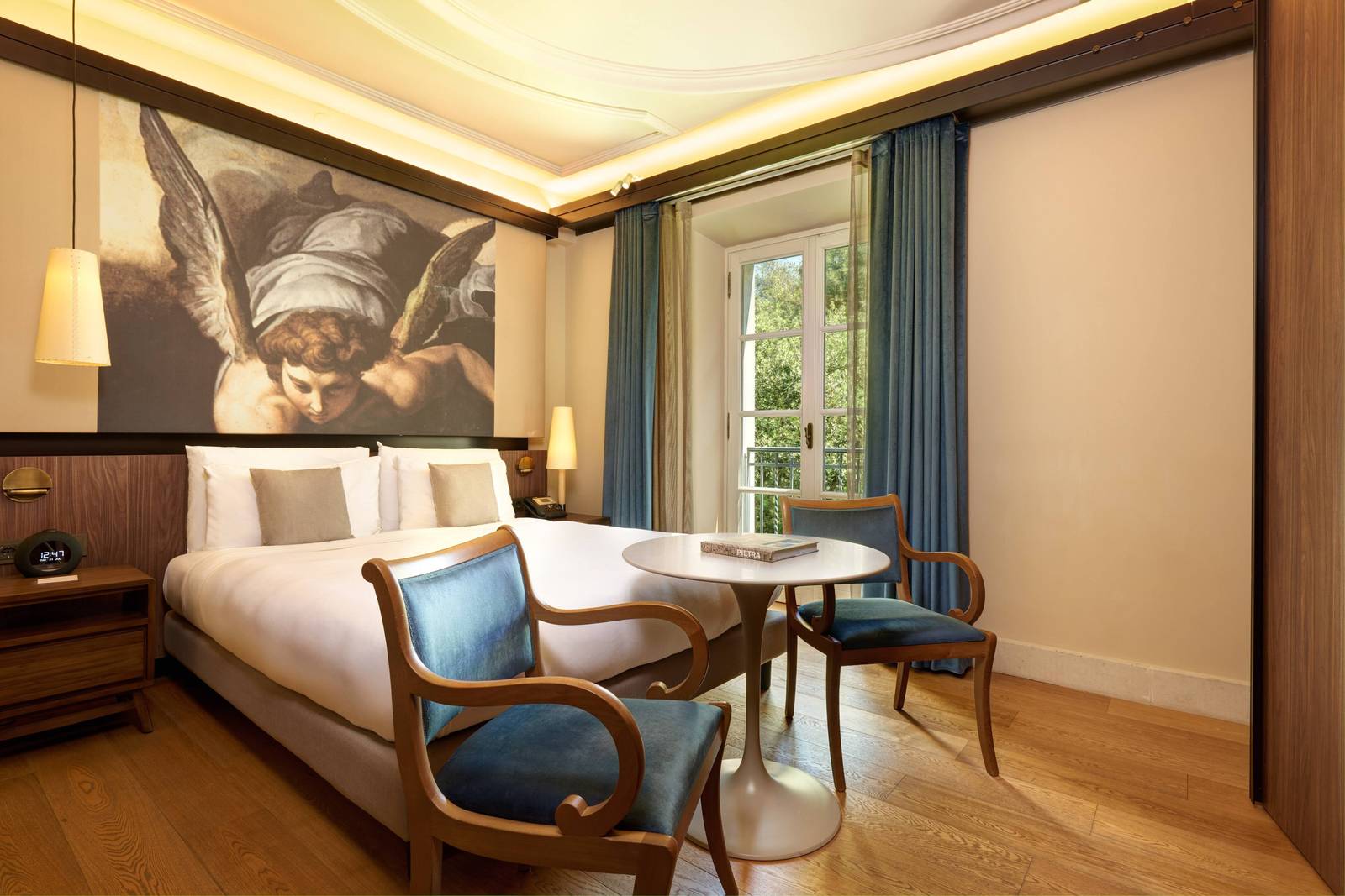 羅馬 Villa Agrippina Gran Meliá客房大床與窗邊座位