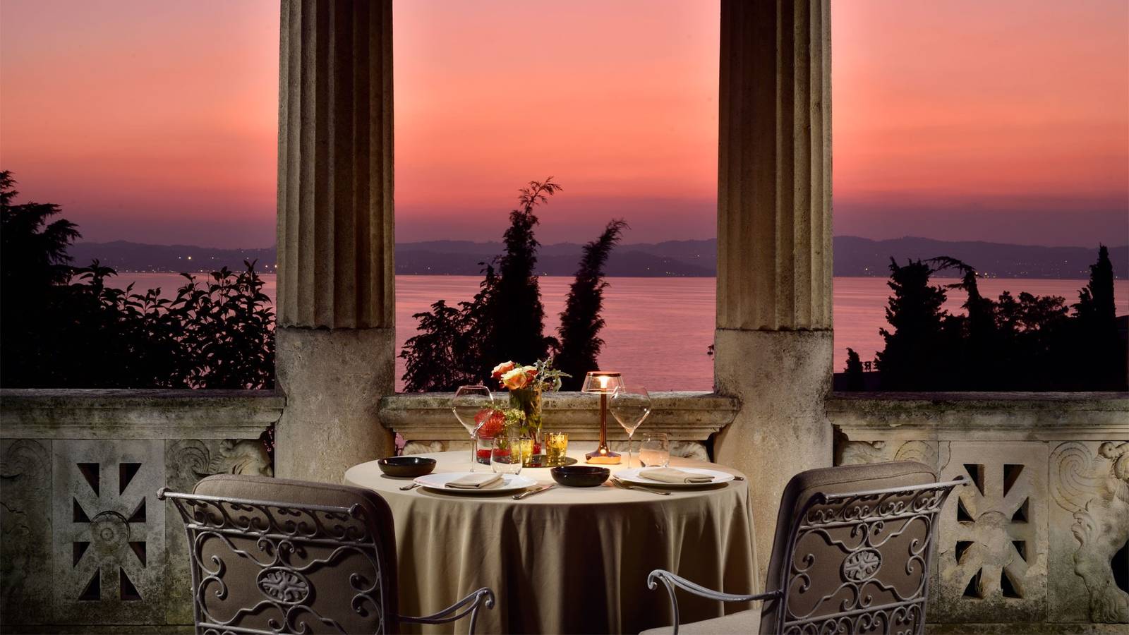Villa Cortine Palace Belvedere 涼亭的湖景燭光晚餐座位