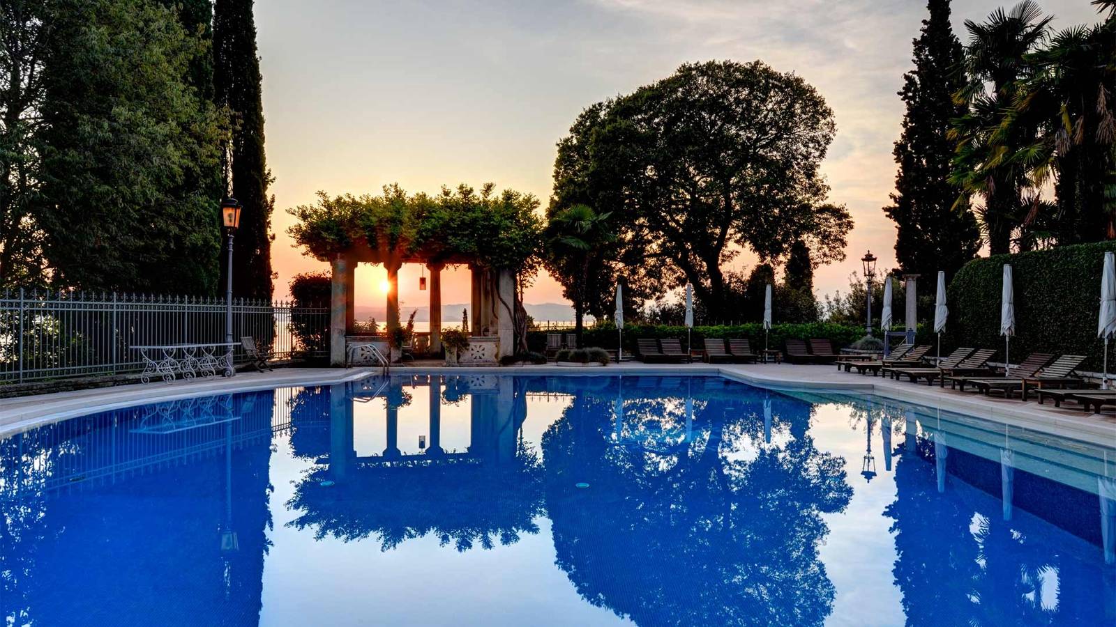 Villa Cortine Palace 傍晚的戶外泳池