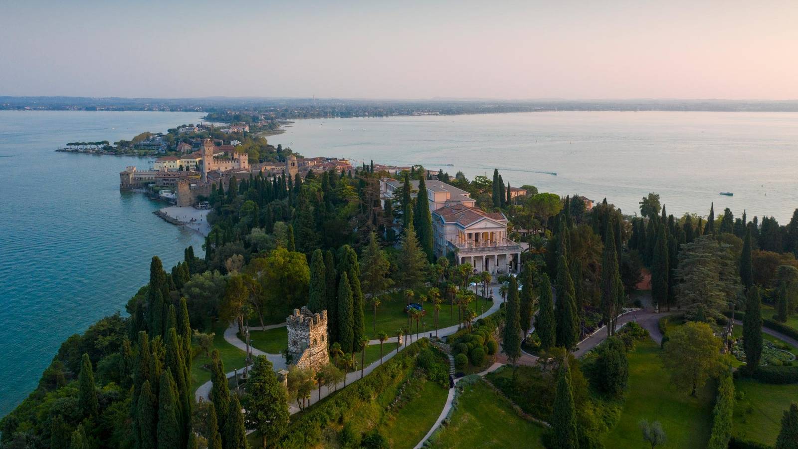 空拍 Villa Cortine Palace 與西爾苗內半島的綠地和湖面