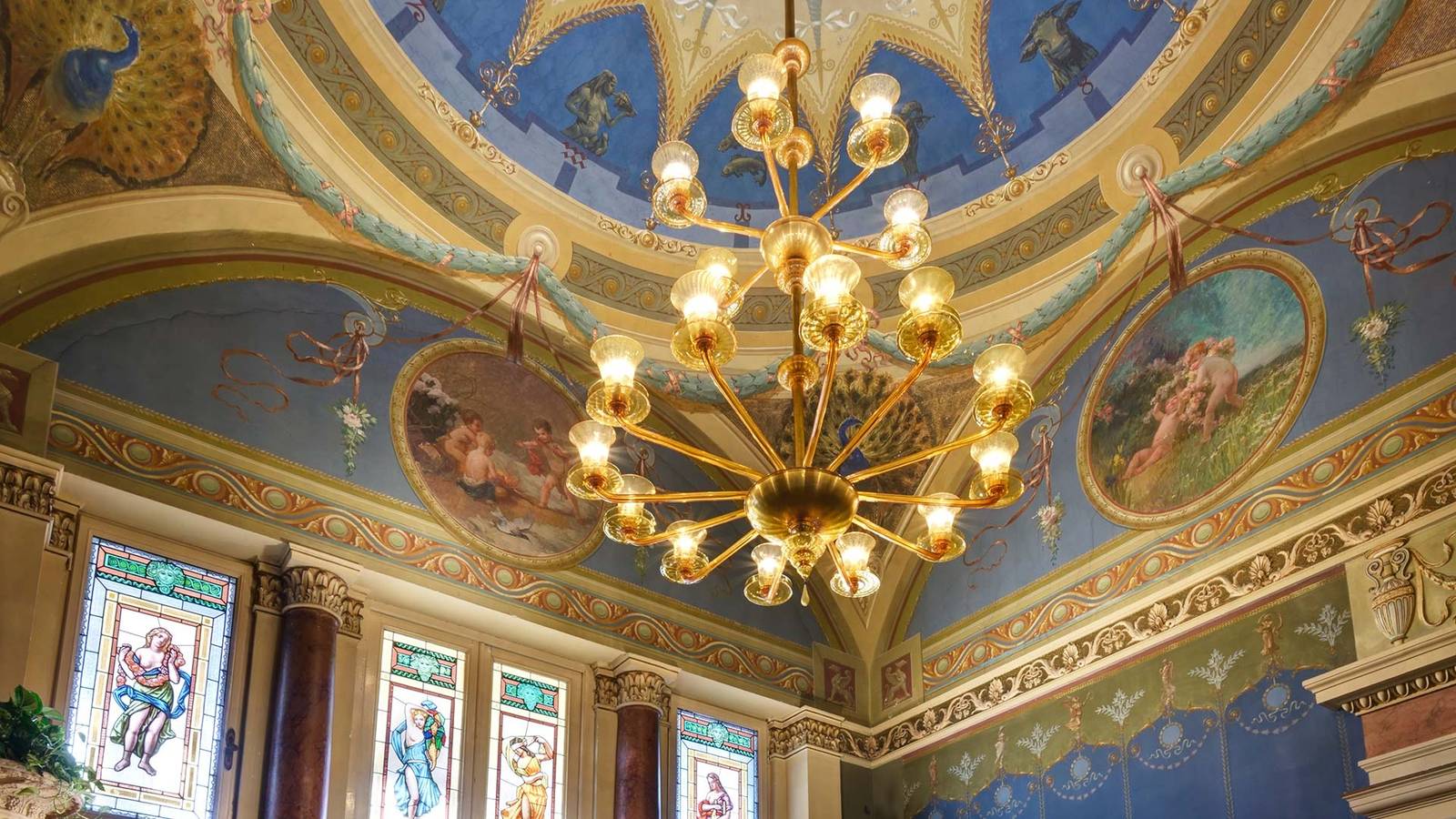 Villa Cortine Palace 彩繪天花板與水晶吊燈的歷史廳室