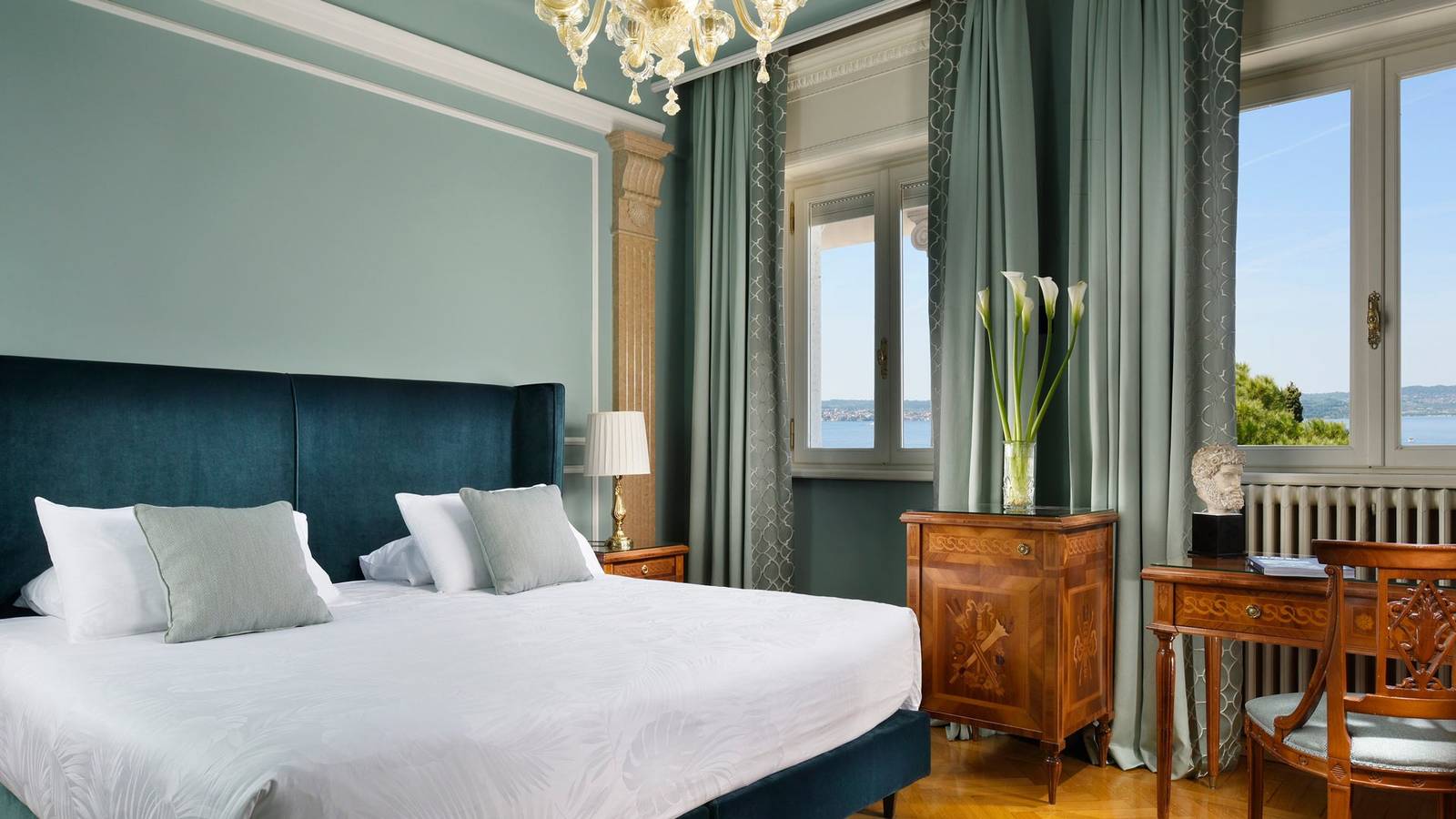 Villa Cortine Palace Superior 湖景客房的雙人床