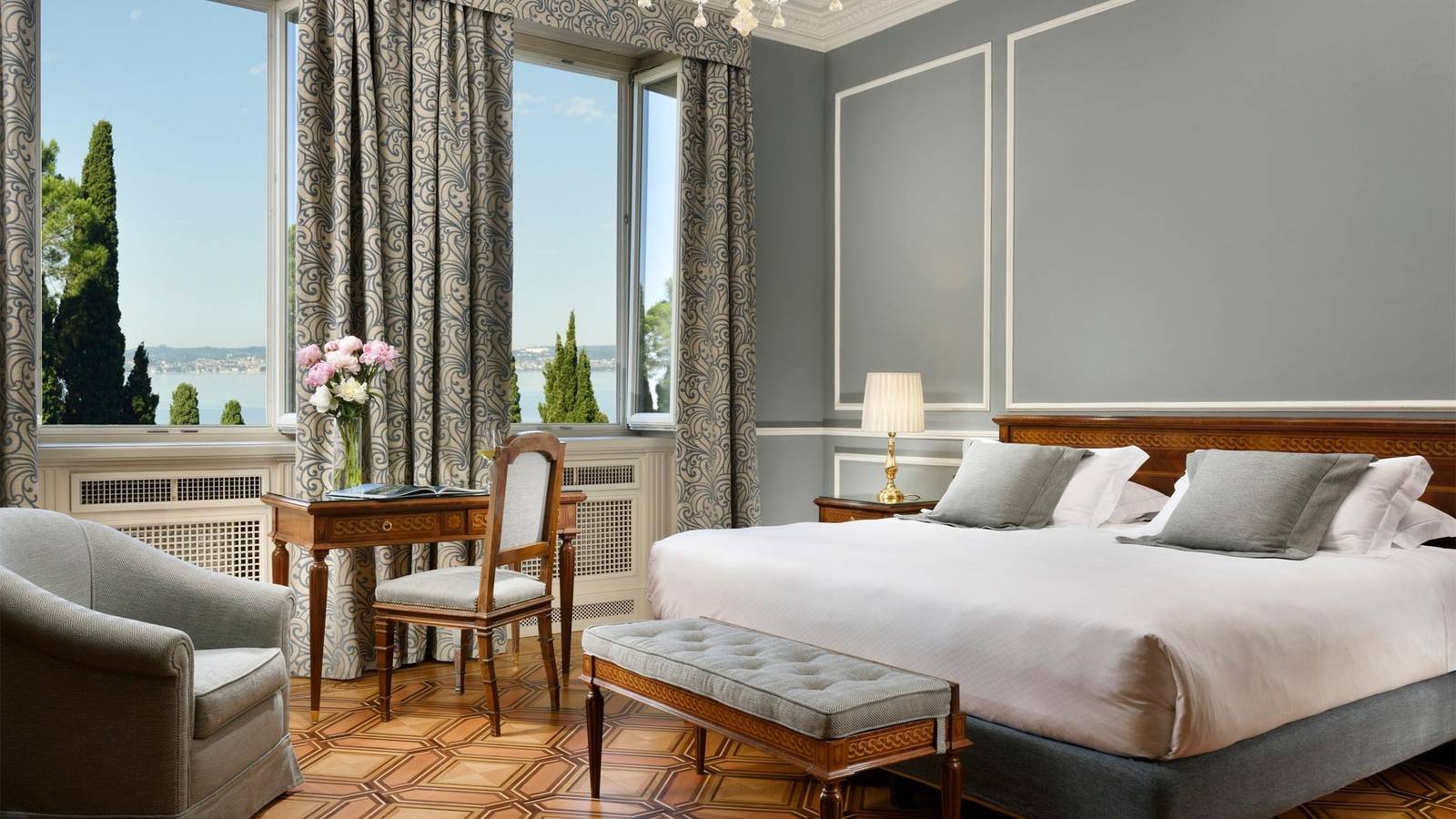 Villa Cortine Palace Deluxe Villa Koseritz 客房的起居角與雙人床