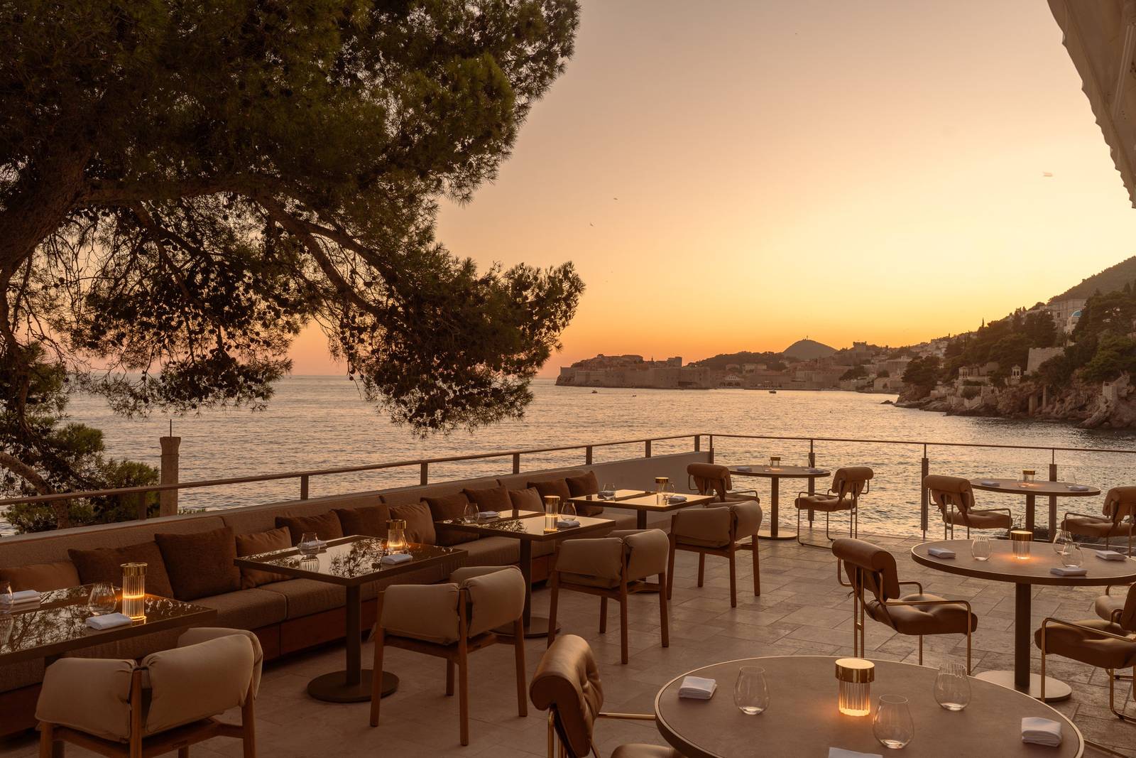 Villa Dubrovnik Pjerin 餐廳夕陽下的海景露台座位