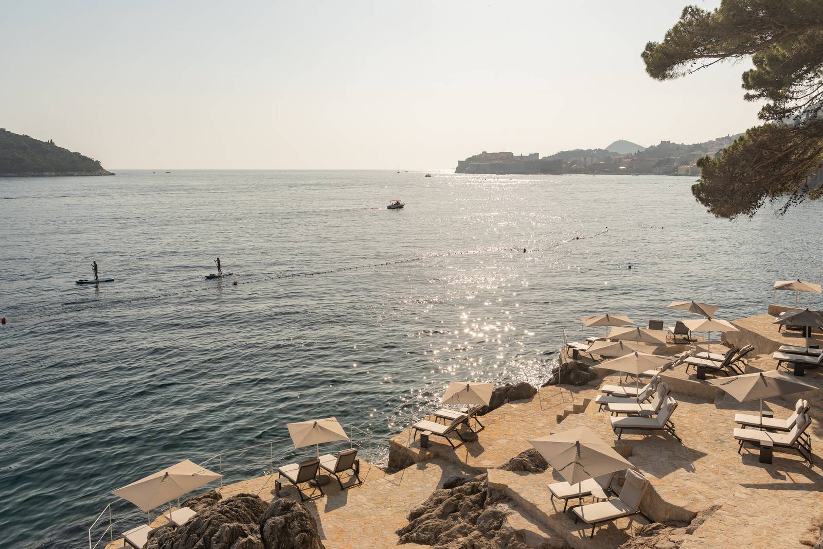 Villa Dubrovnik 岩岸日光平台上的躺椅與海面