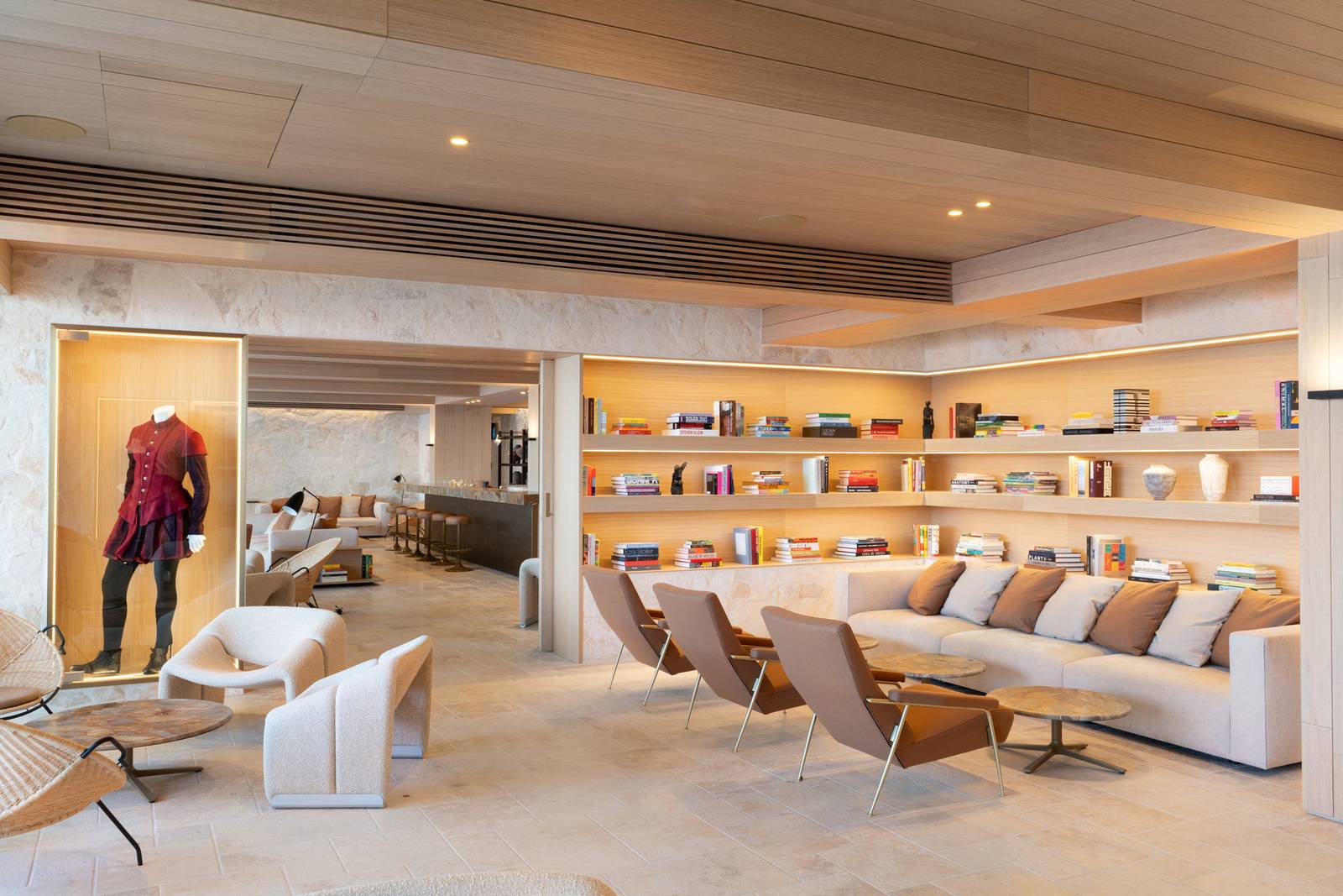Villa Dubrovnik Libero Bar 的書架、沙發與設計單椅