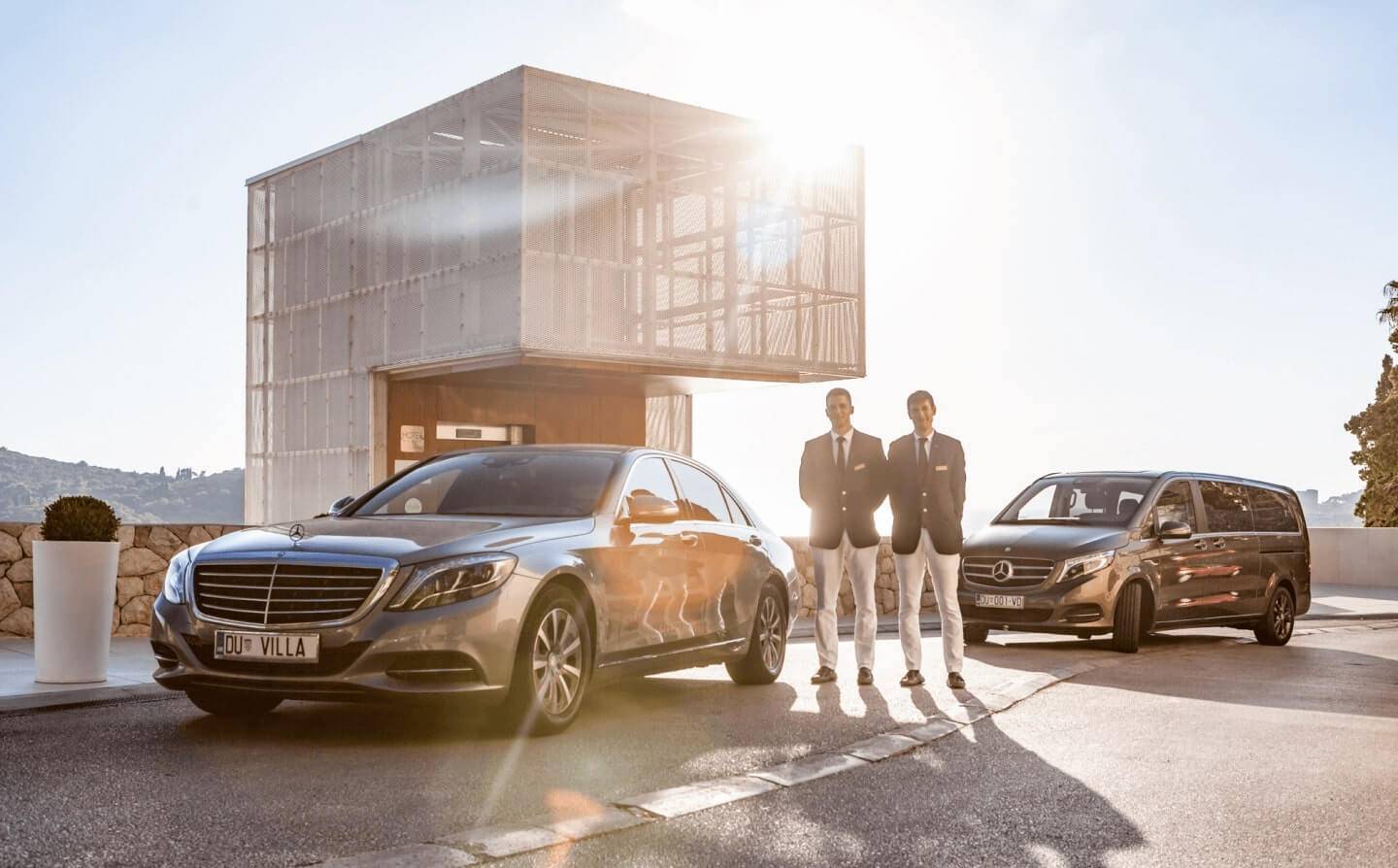 Villa Dubrovnik 門口的接送轎車、廂型車與服務人員