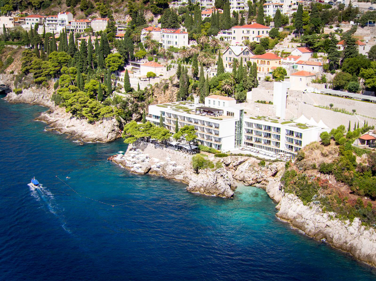 空拍杜布羅夫尼克 Villa Dubrovnik 建在海邊懸崖與松林間的白色建築