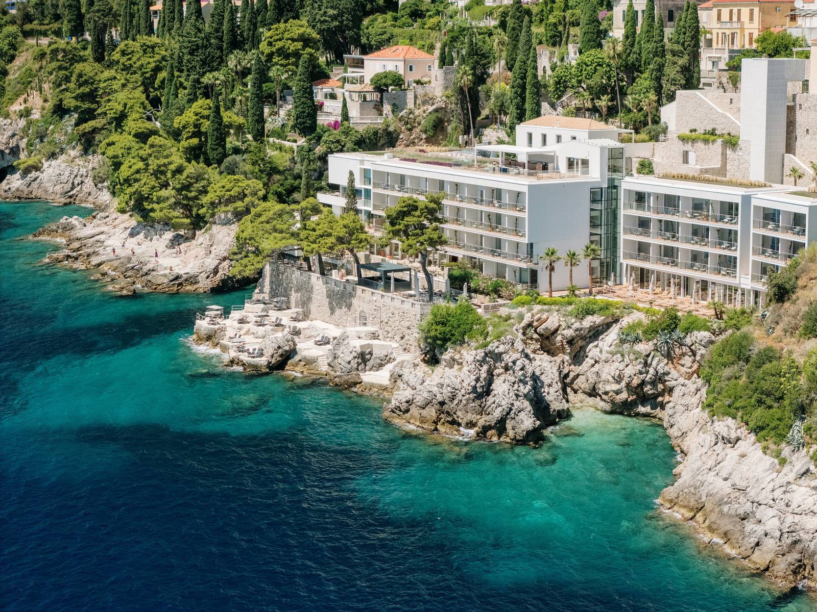 空拍 Villa Dubrovnik 階梯式客房樓與下方岩岸日光平台