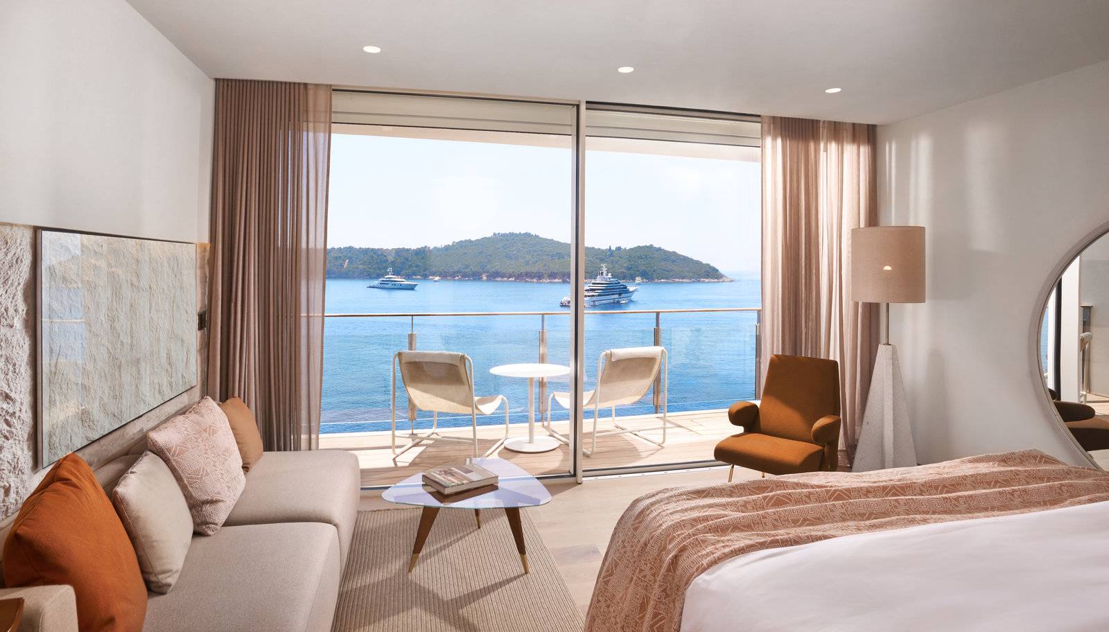 Villa Dubrovnik Deluxe Grand Sea View 客房的落地窗與海景陽台