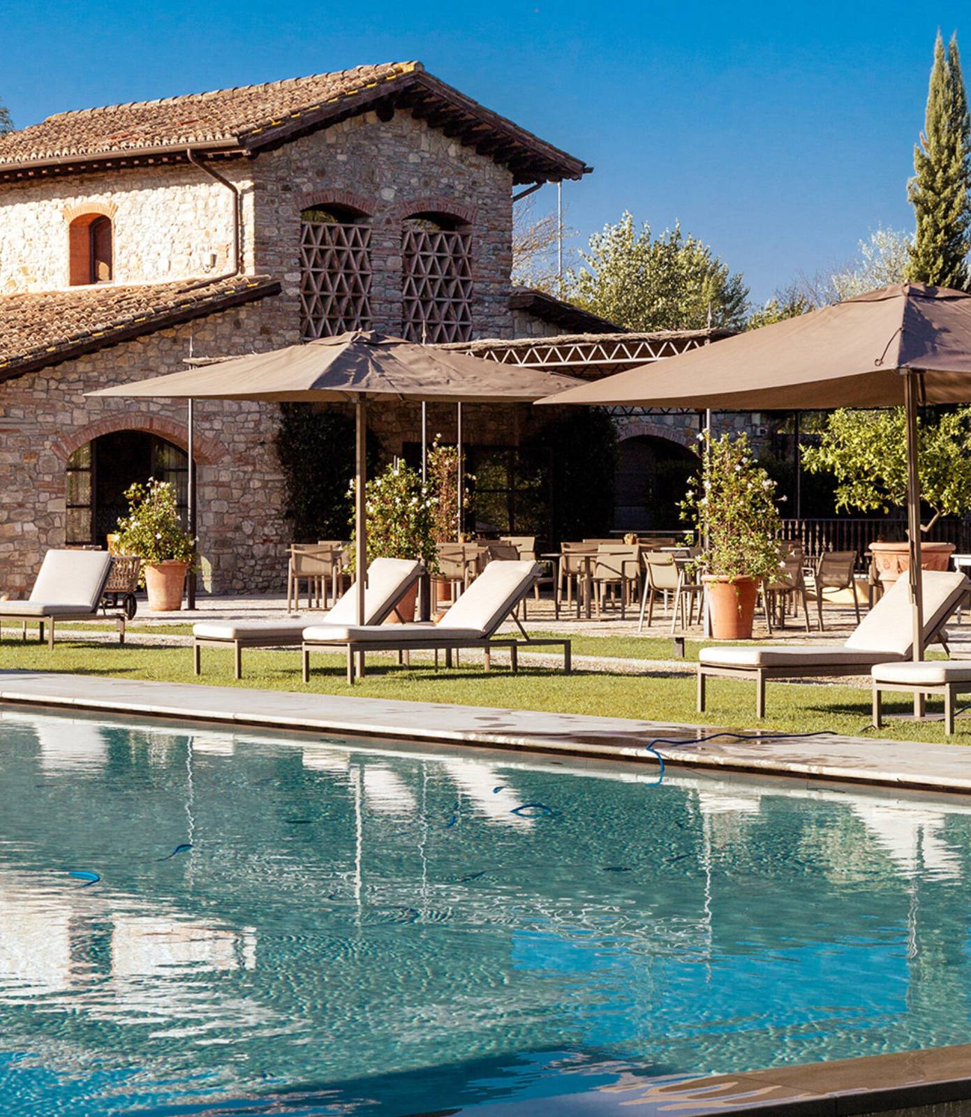 Villa La Massa 戶外溫水泳池與躺椅