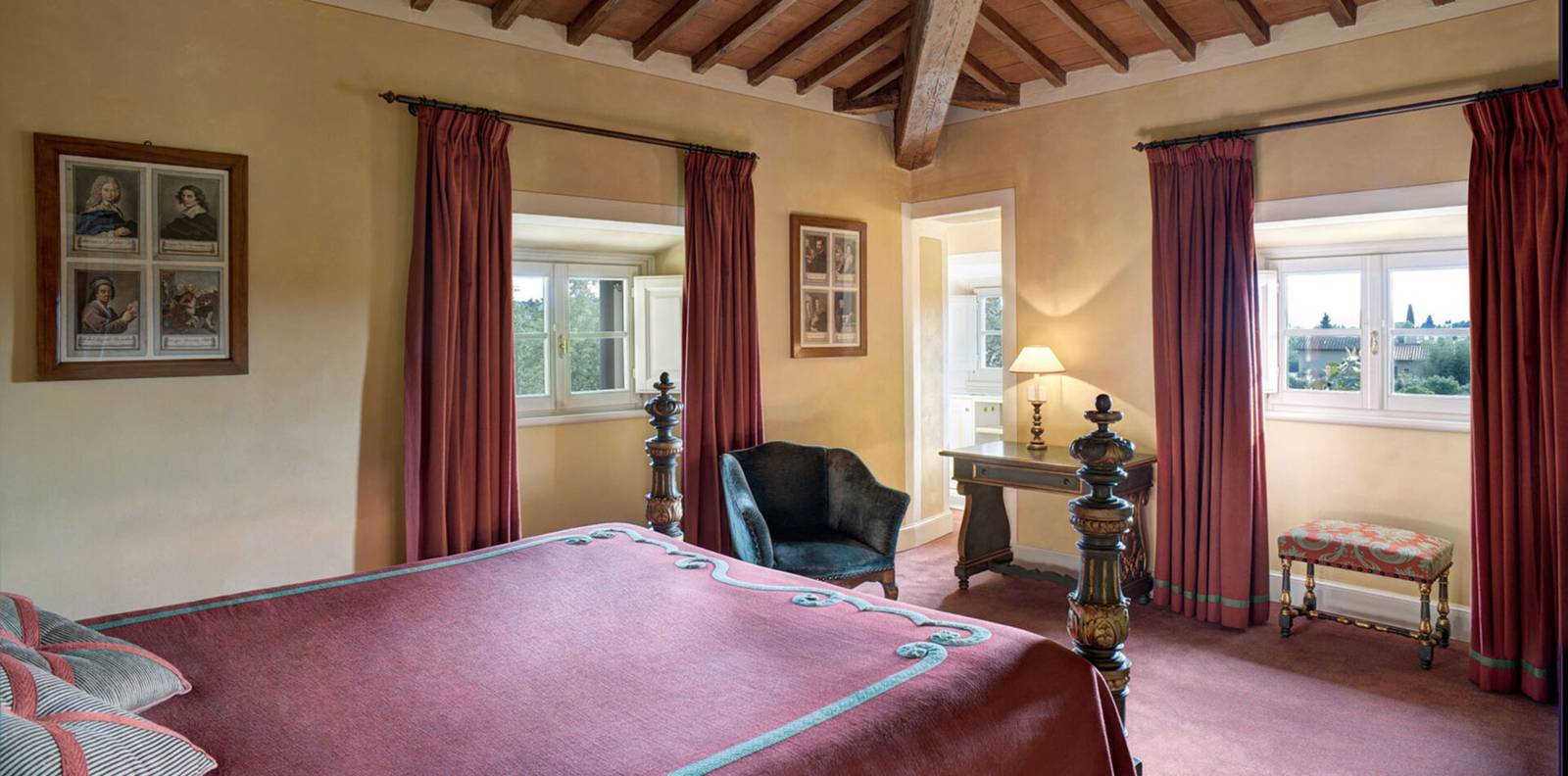 Villa La Massa Deluxe 客房木樑天花板與四柱床