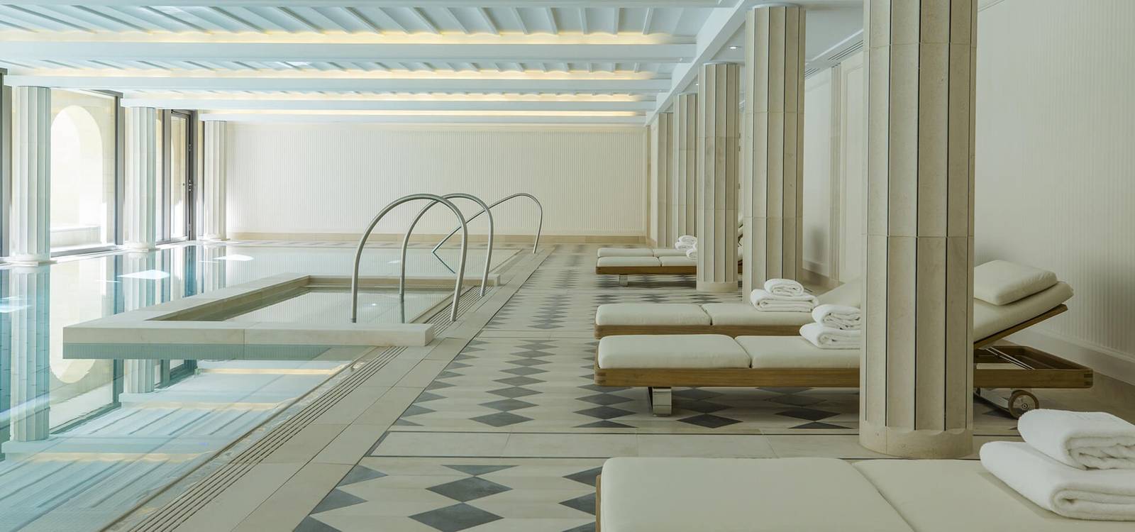 里昂 Villa Maïa 泳池旁躺椅與按摩池