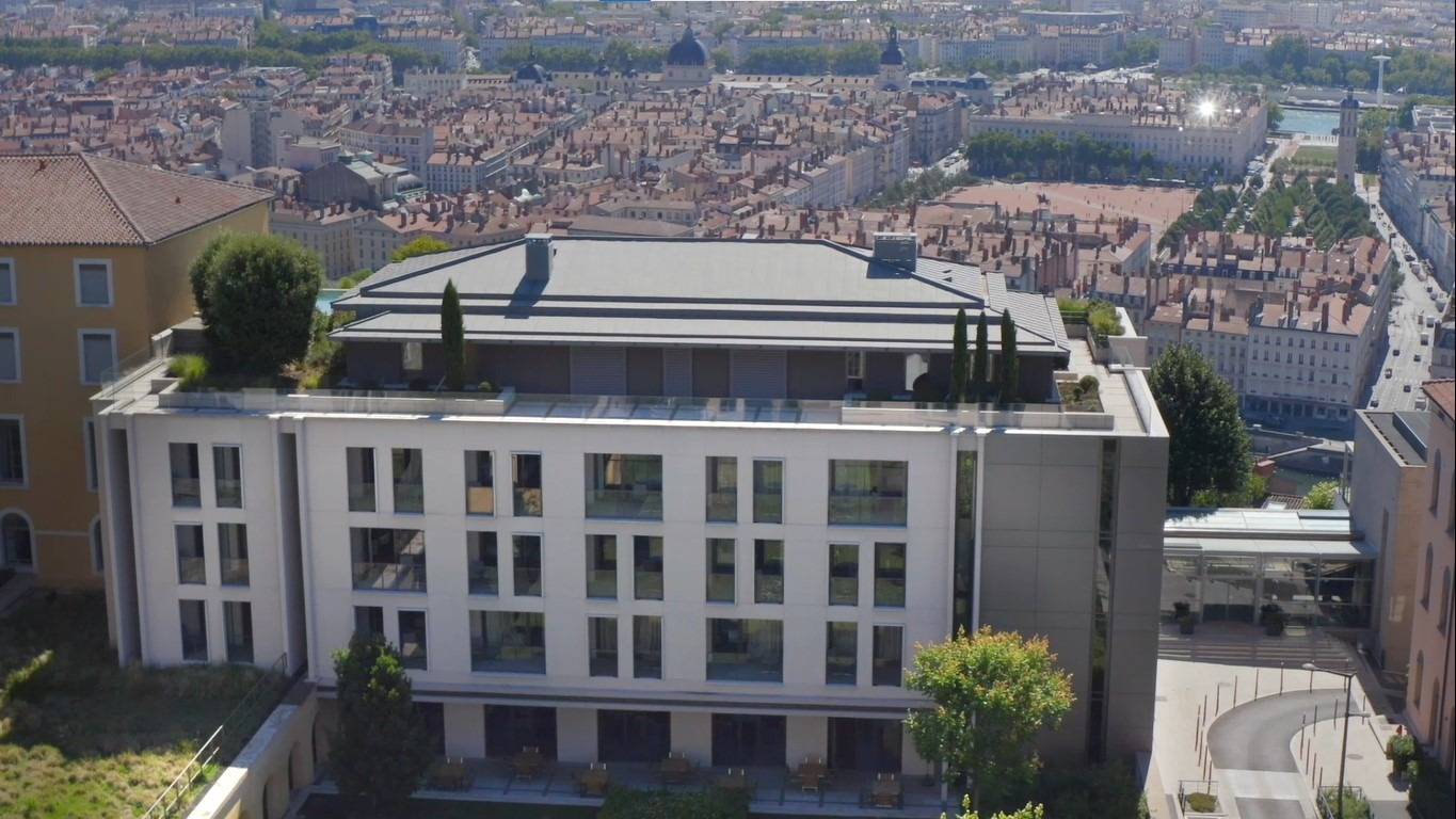 里昂 Villa Maïa 酒店建築與富維耶山下的里昂老城