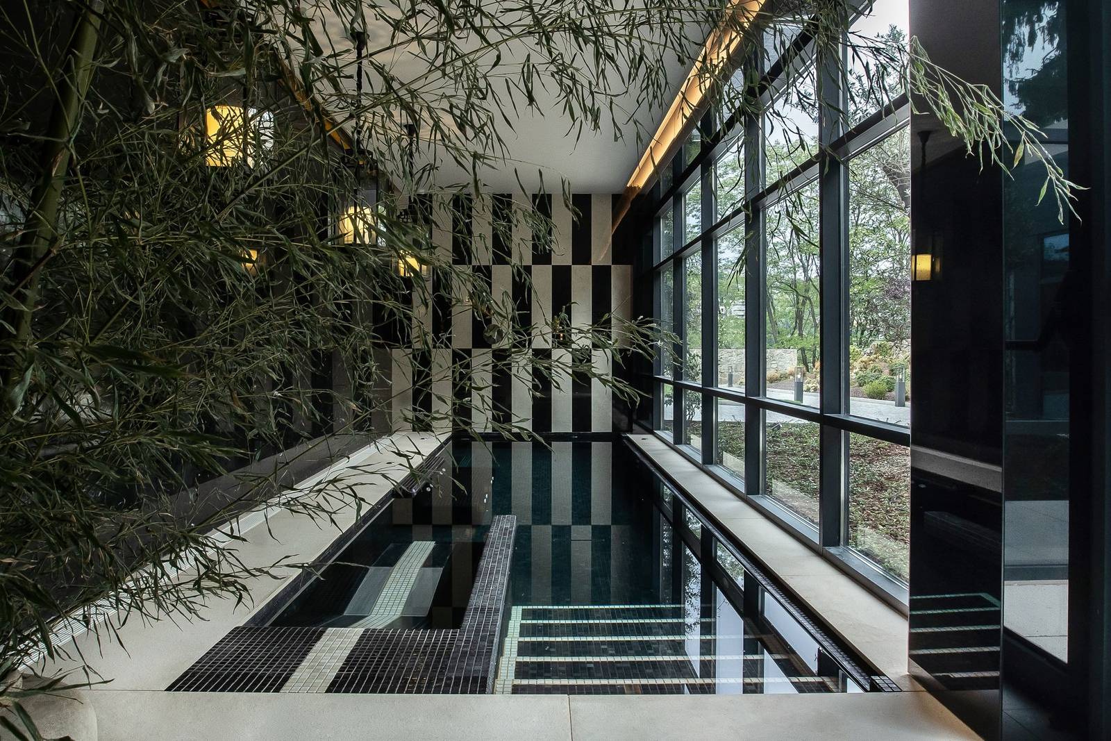 Vinha Boutique Hotel Spa 玻璃窗邊的水療池