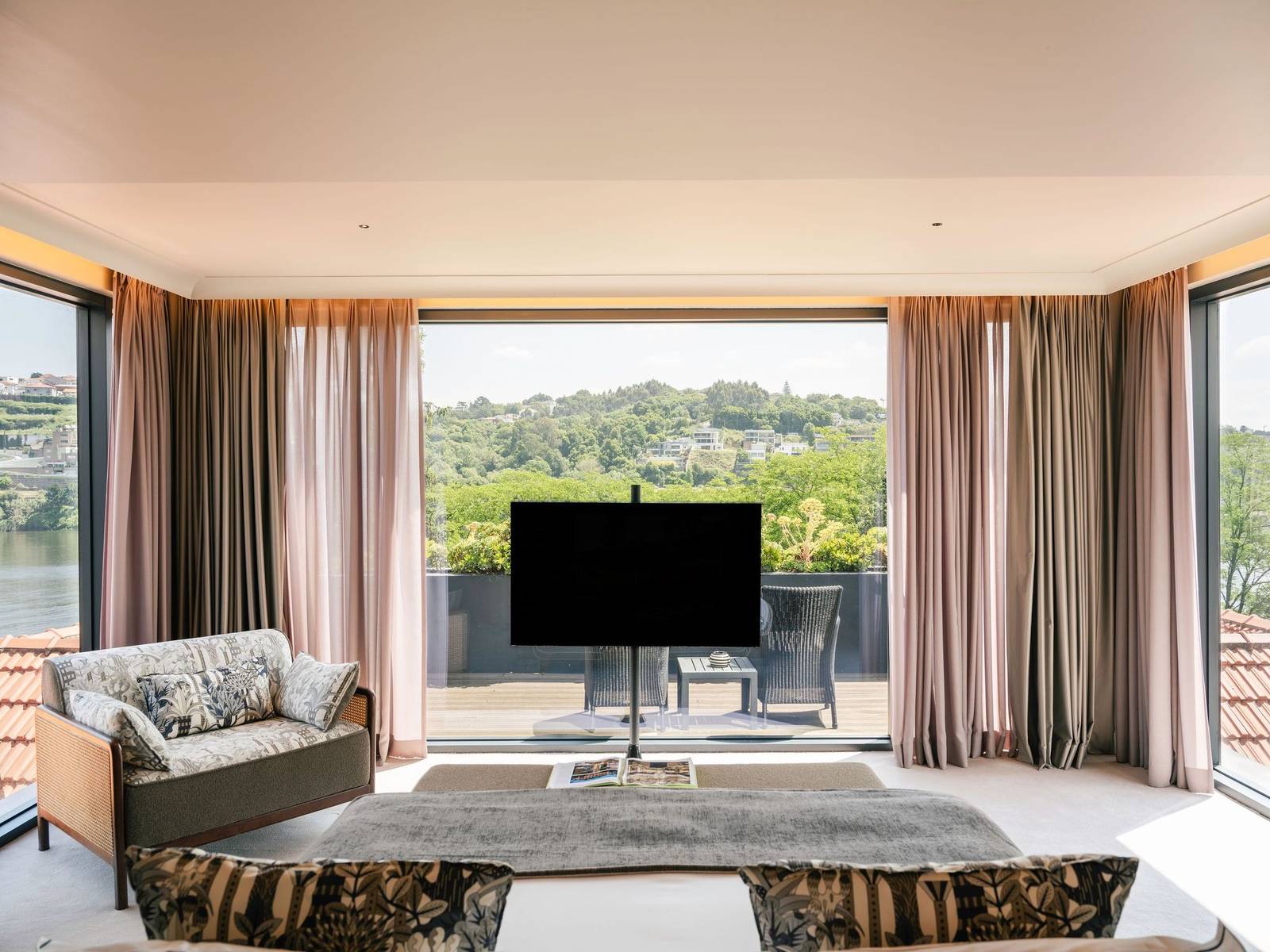 Vinha Boutique Hotel Vinha Master Suite 起居區與河景露台