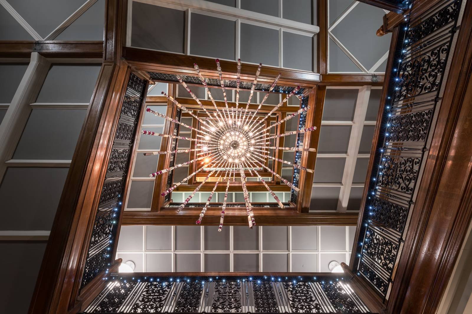 voco Grand Central Glasgow 由上往下看的 Grand Staircase 與水晶燈