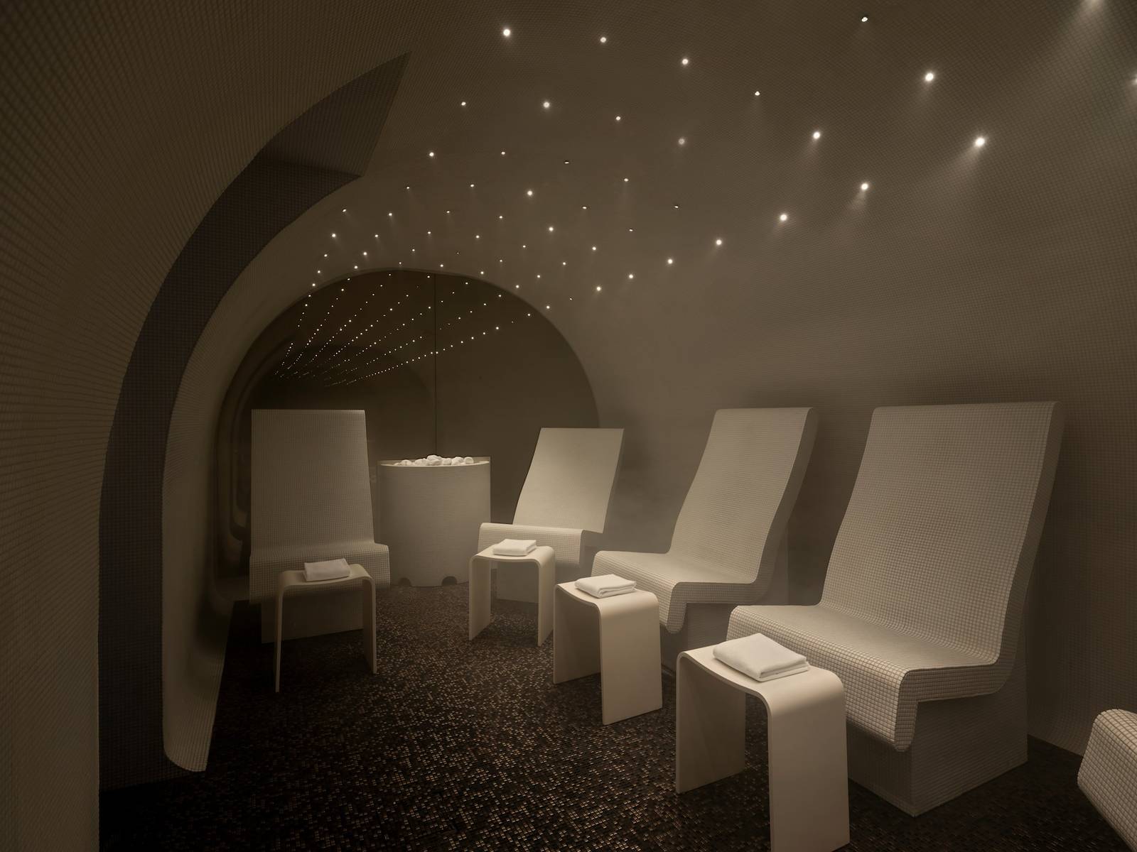 赫爾辛基華爾道夫酒店 Spa 星空天花板下的休息躺椅